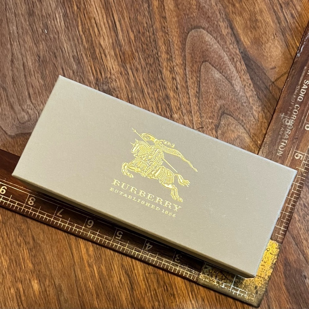 Burberry sunglasses gift box